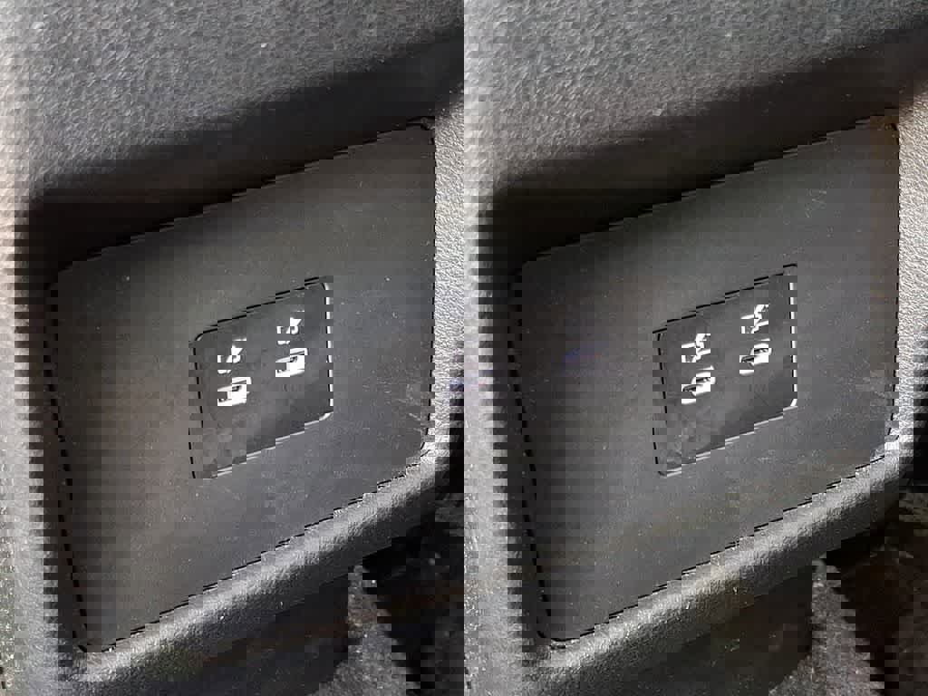 Used 2025 Nissan Rogue SV image 23