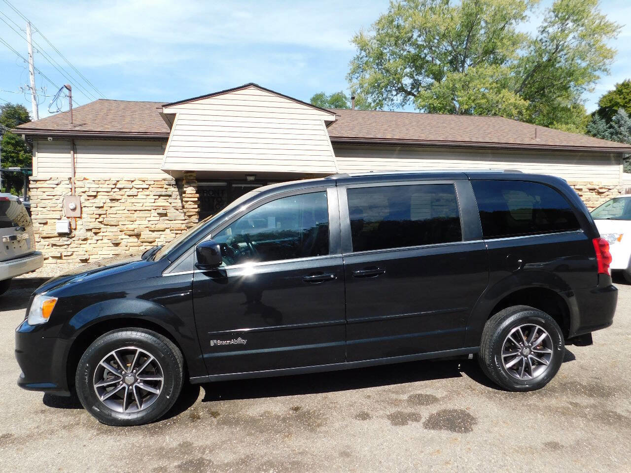 Used 2017 Dodge Grand Caravan SXT image 13