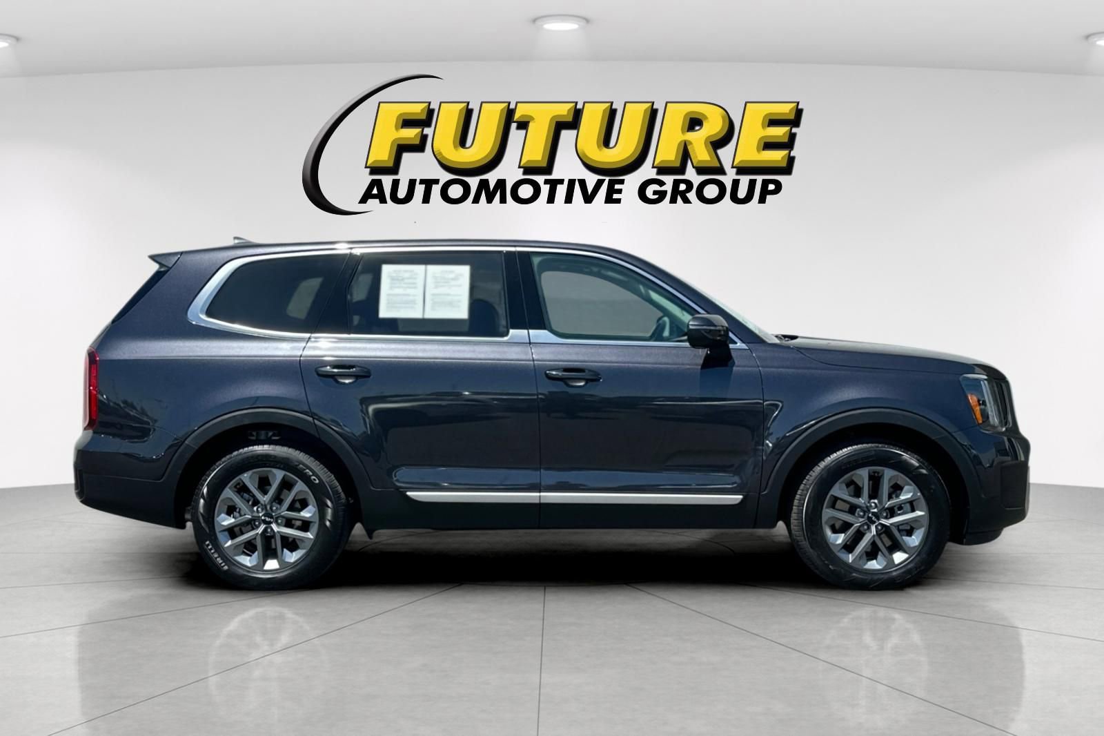 Used 2025 Kia Telluride LX FWD image 3