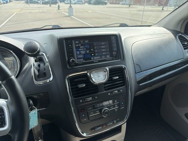 Used 2016 Chrysler Town & Country Touring image 11