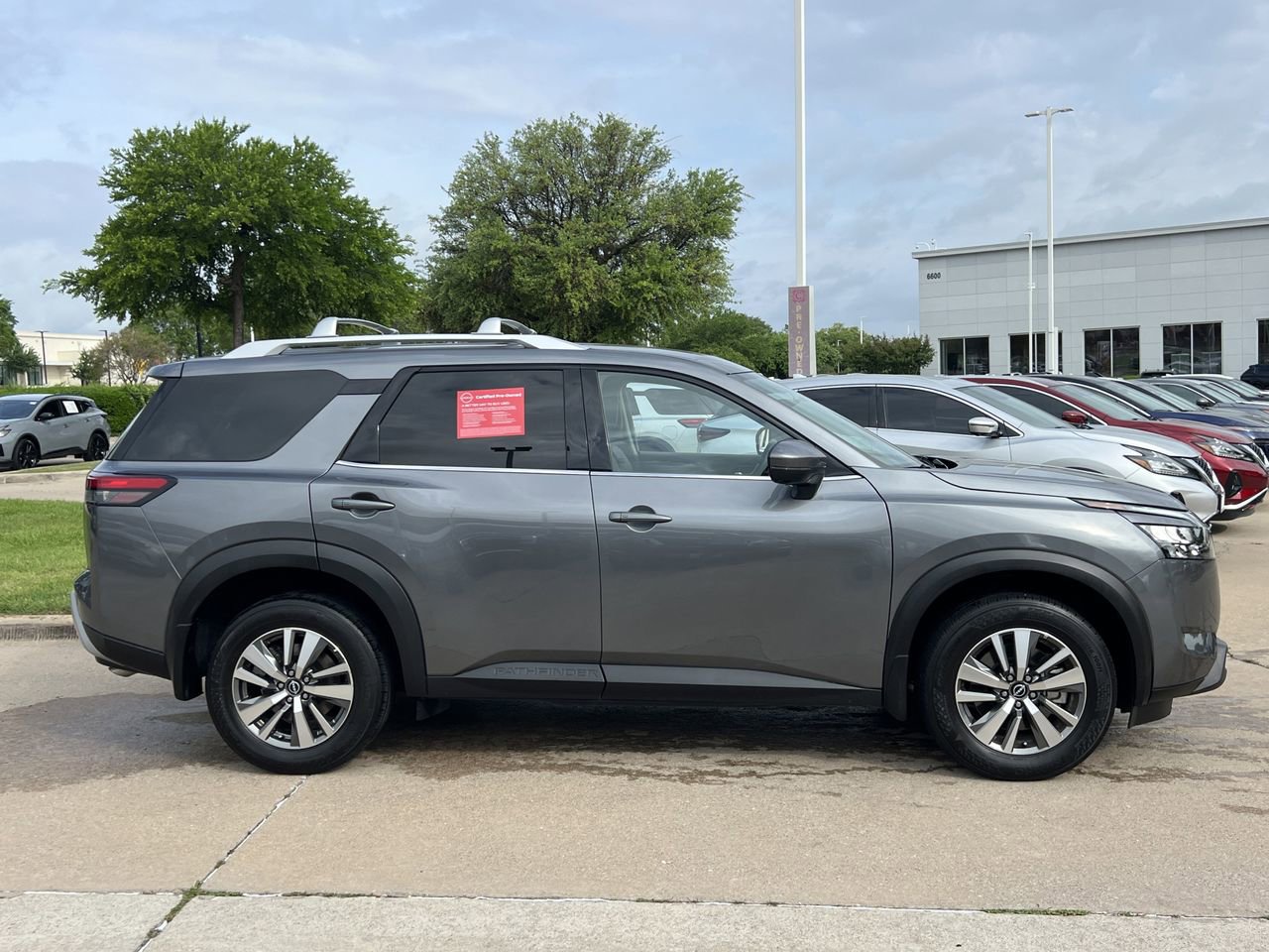 Certified 2025 Nissan Pathfinder SL image 3