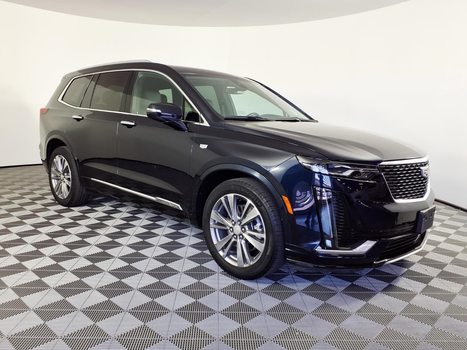 Certified 2022 Cadillac XT6 Premium Luxury FWD image 3