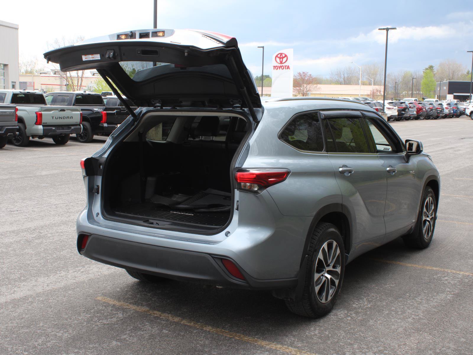 Used 2021 Toyota Highlander XLE AWD/4WD image 7