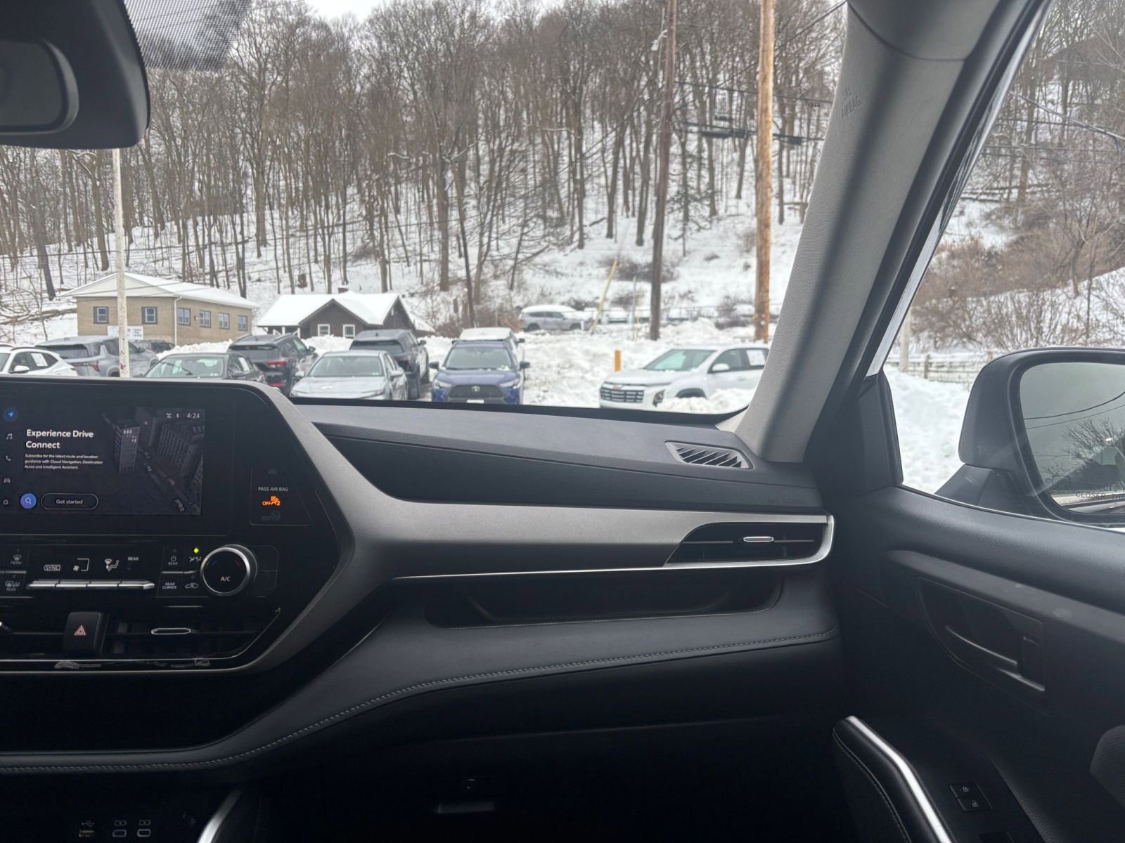 Used 2025 Toyota Highlander LE image 37