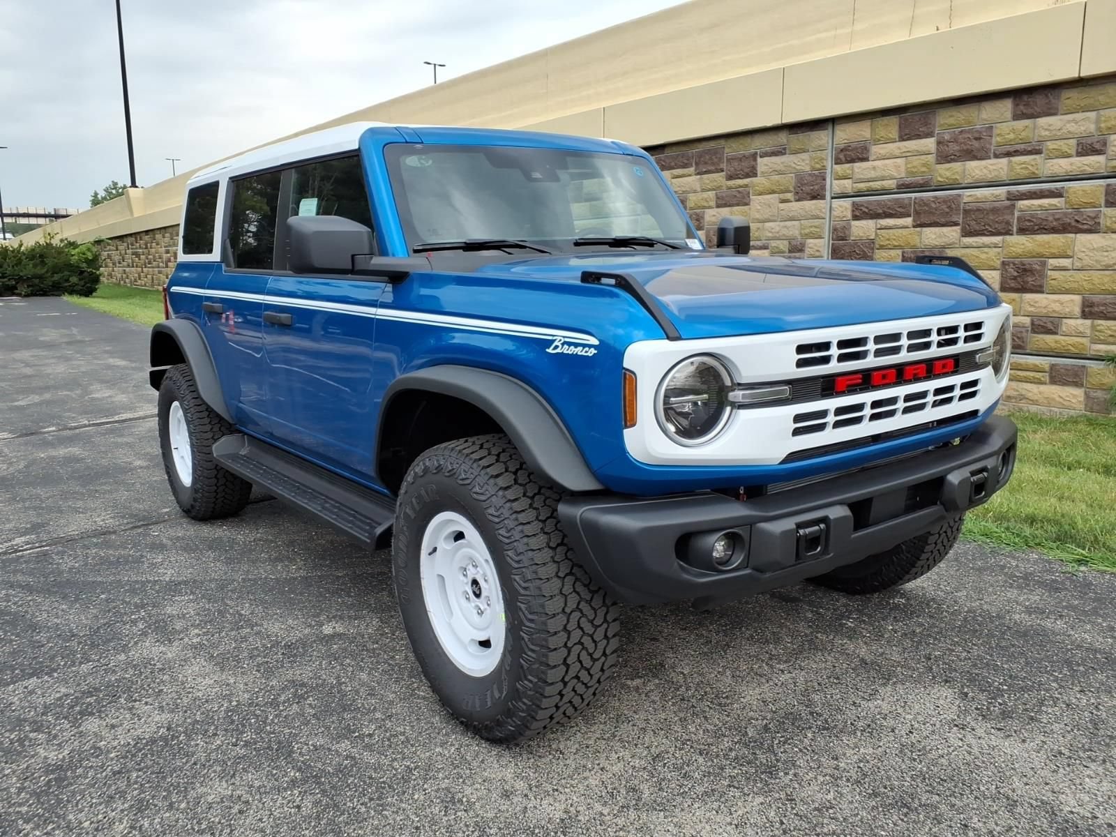 New 2026 Ford Bronco Heritage Edition AWD/4WD image 2
