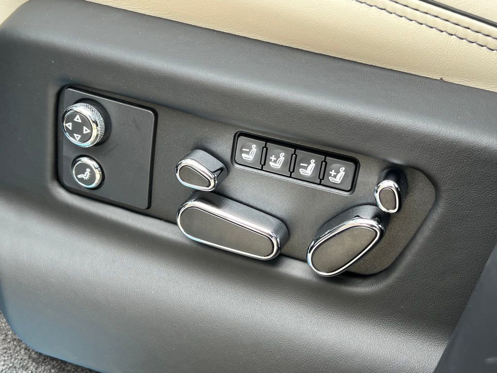 Used 2025 Bentley Bentayga image 43