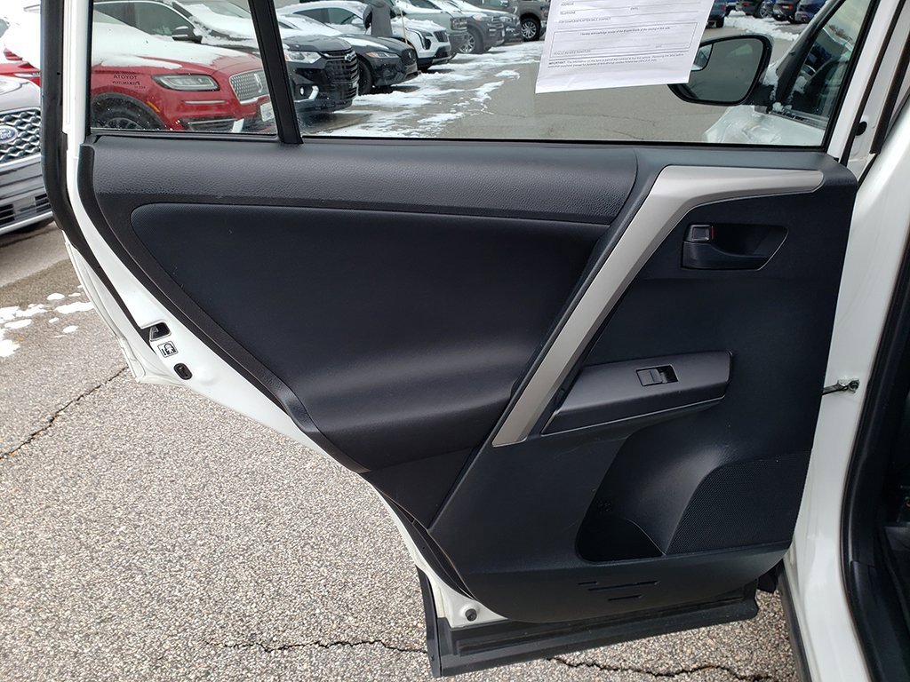 Used 2018 Toyota RAV4 LE image 12