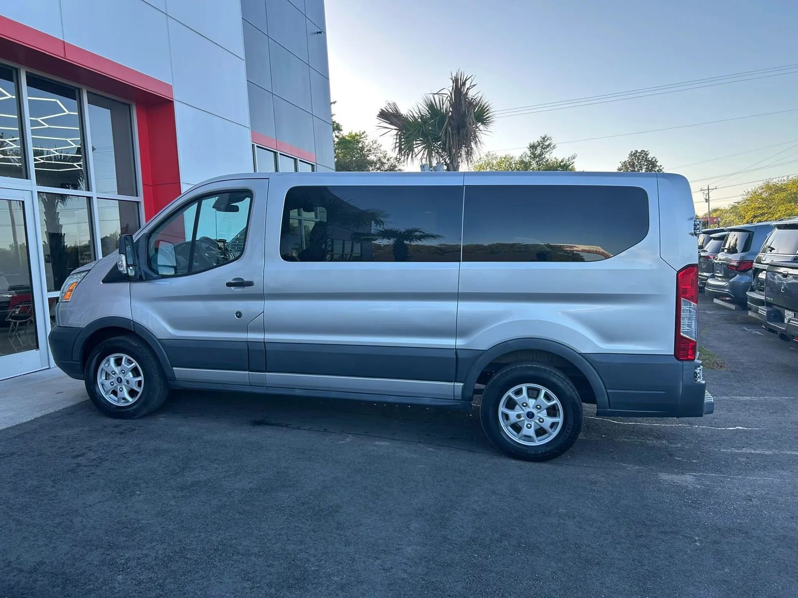 Used 2015 Ford Transit 150 XLT RWD image 7
