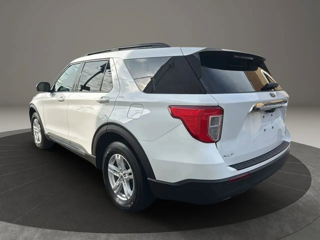 Used 2020 Ford Explorer XLT w/ Comfort Package image 7