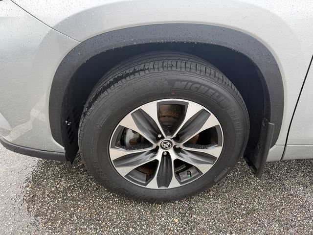 Used 2024 Toyota Highlander XLE FWD image 4