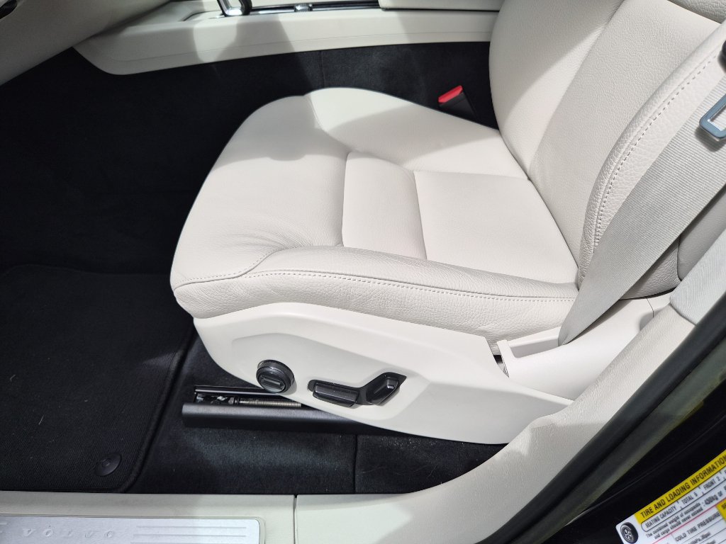 Used 2023 Volvo XC60 B5 Core w/ Climate Package FWD image 13