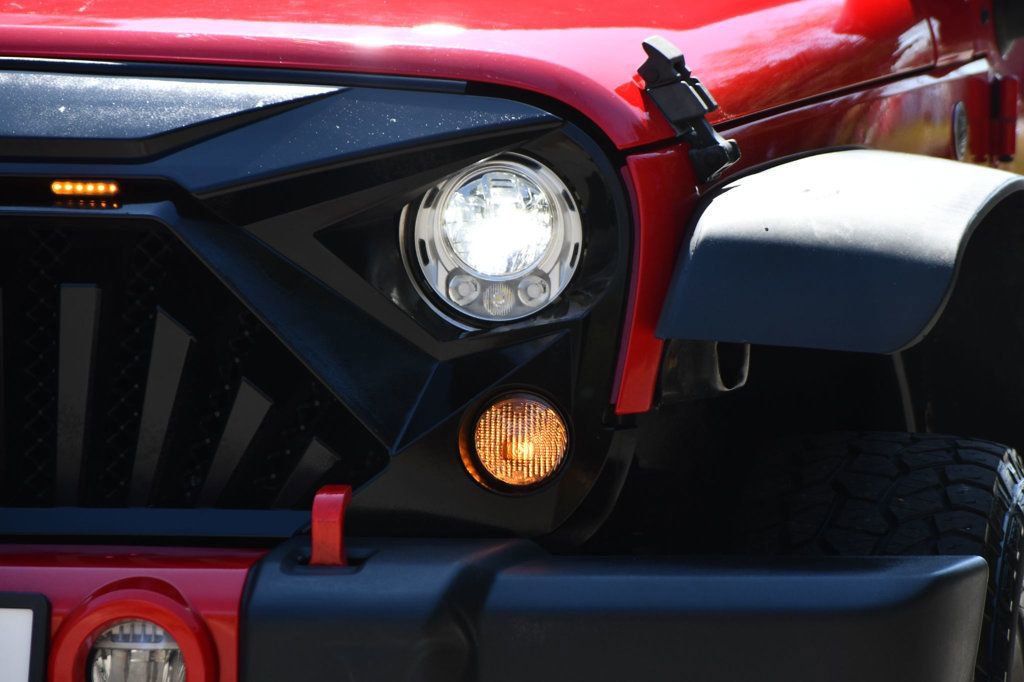 Used 2018 Jeep Wrangler Unlimited Sahara w/ Connectivity Group image 7