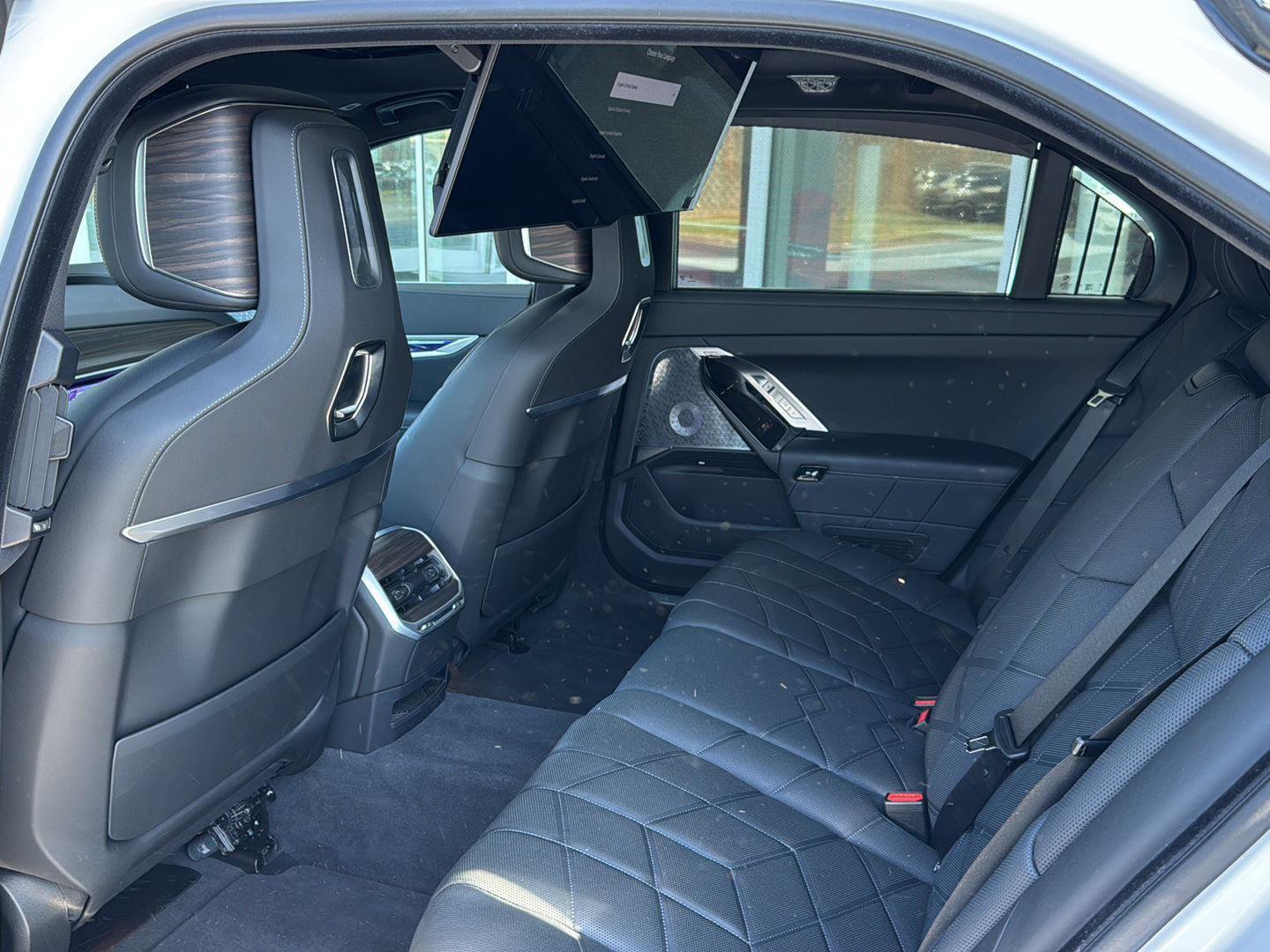 Used 2024 BMW i7 xDrive60 w/ Executive Package image 9