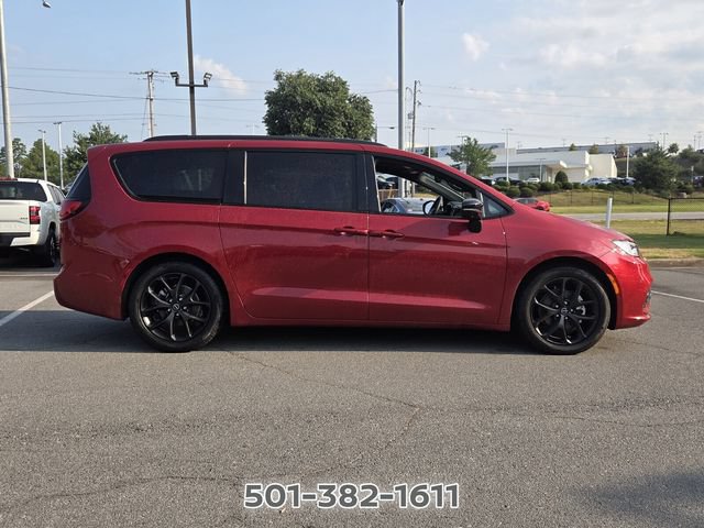 Used 2026 Chrysler Pacifica Limited w/ Uconnect Theater Family Group FWD image 6