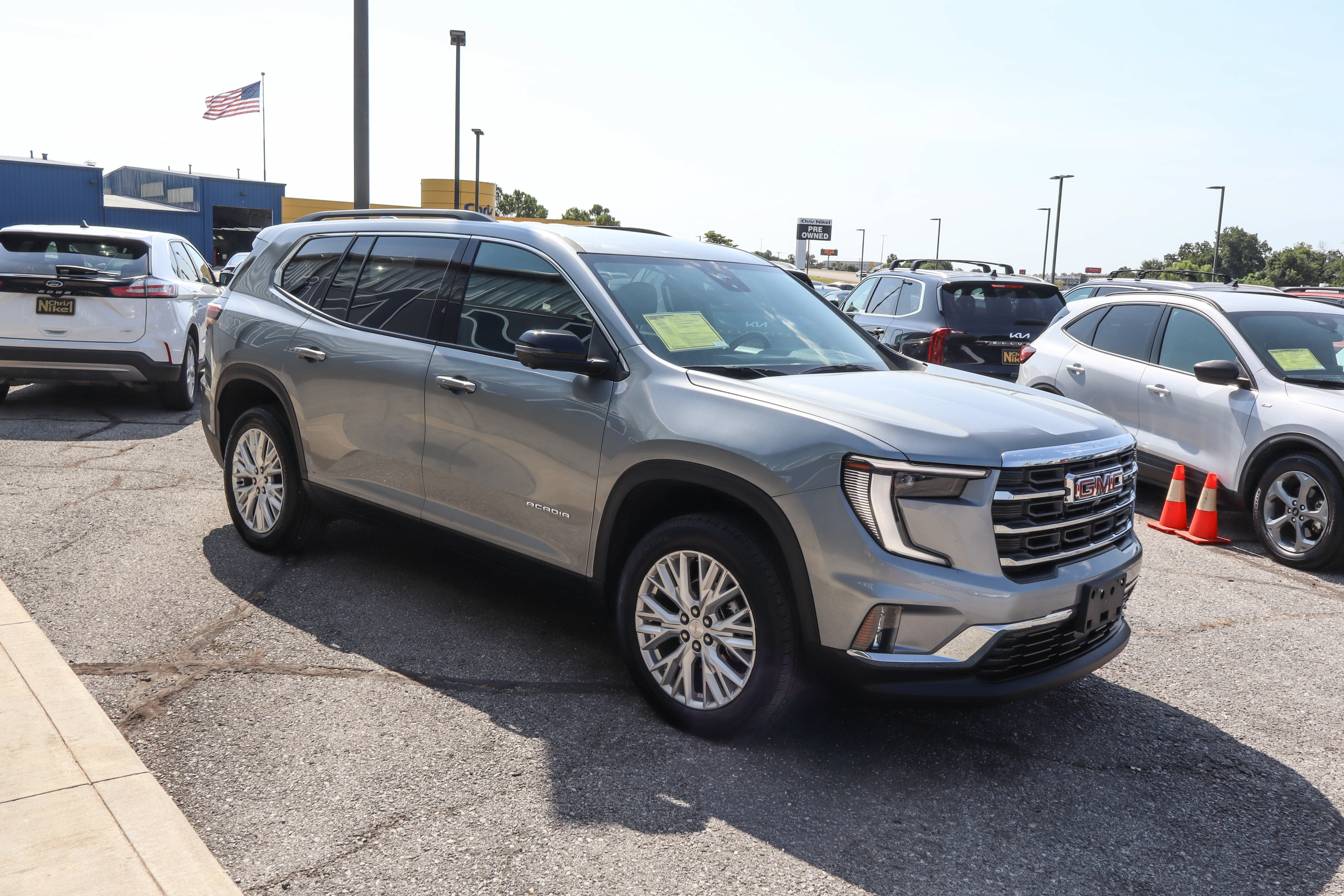 Used 2026 GMC Acadia Elevation w/ Elevation Premium Package FWD image 3