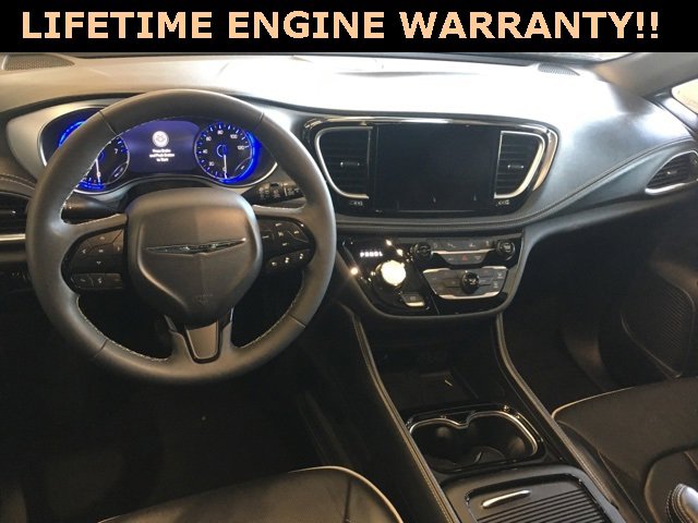 Certified 2025 Chrysler Pacifica Limited image 10