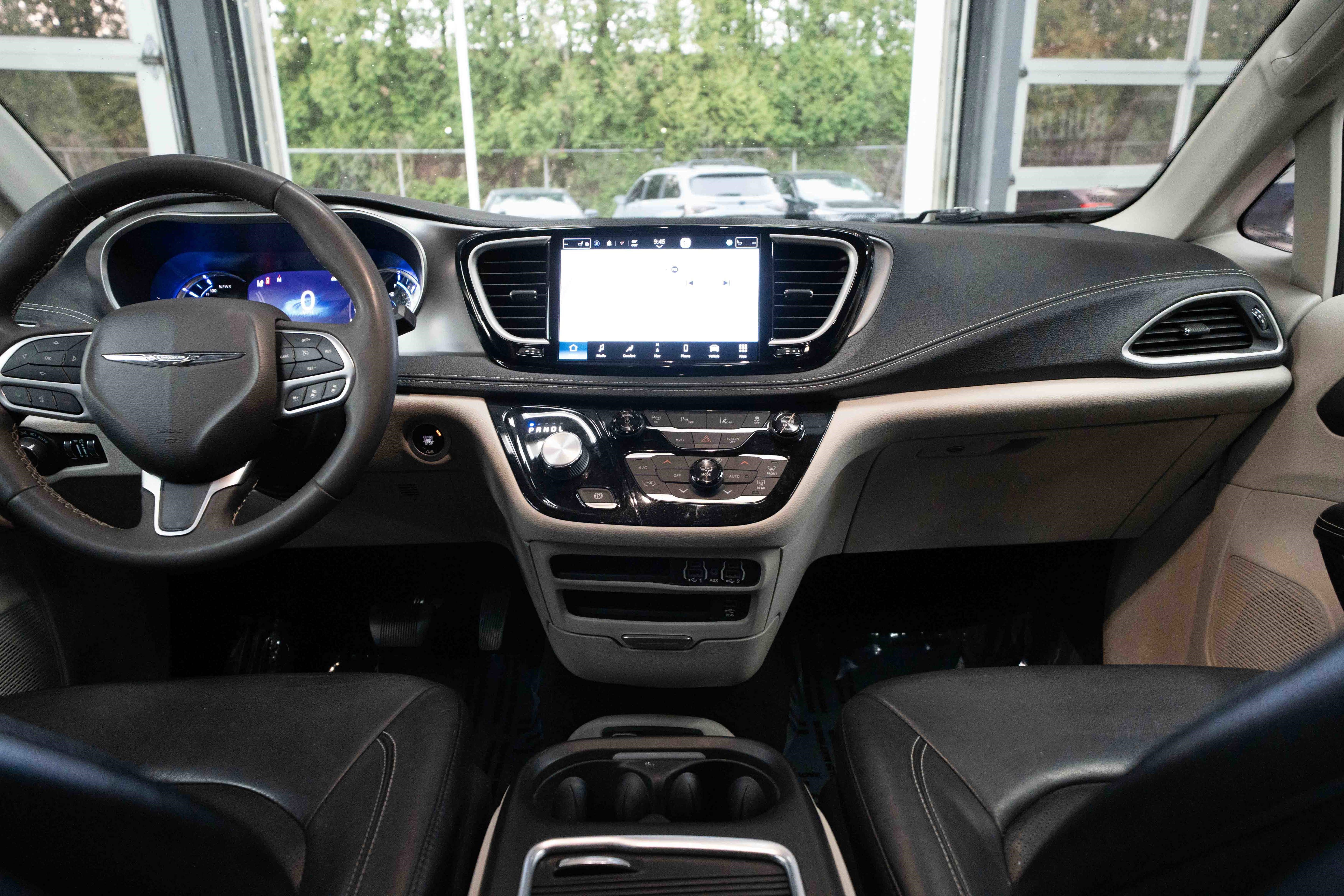 Used 2022 Chrysler Pacifica Touring-L w/ Uconnect Theater Family Group image 20