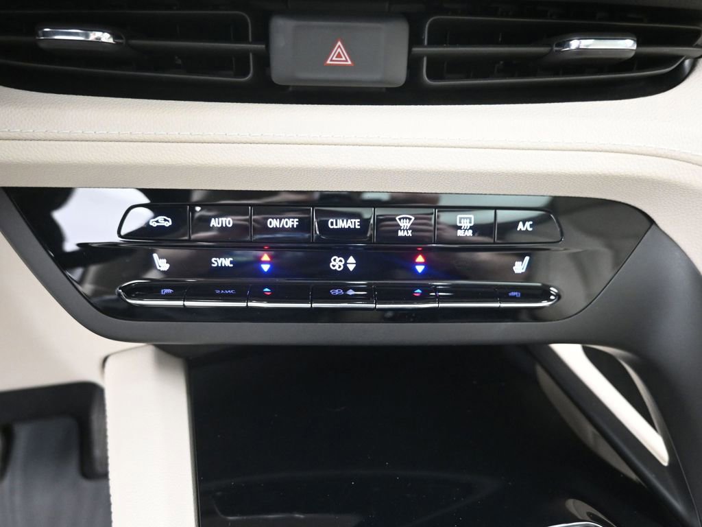 Used 2021 Buick Envision Essence w/ Technology Package I image 16