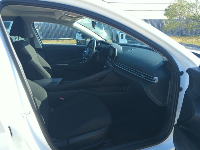 Used 2025 Hyundai Elantra SEL image 21