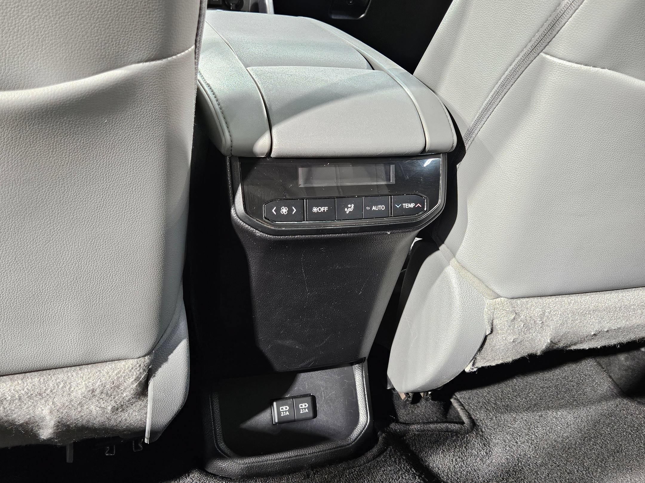 Used 2021 Toyota Highlander XLE FWD image 37