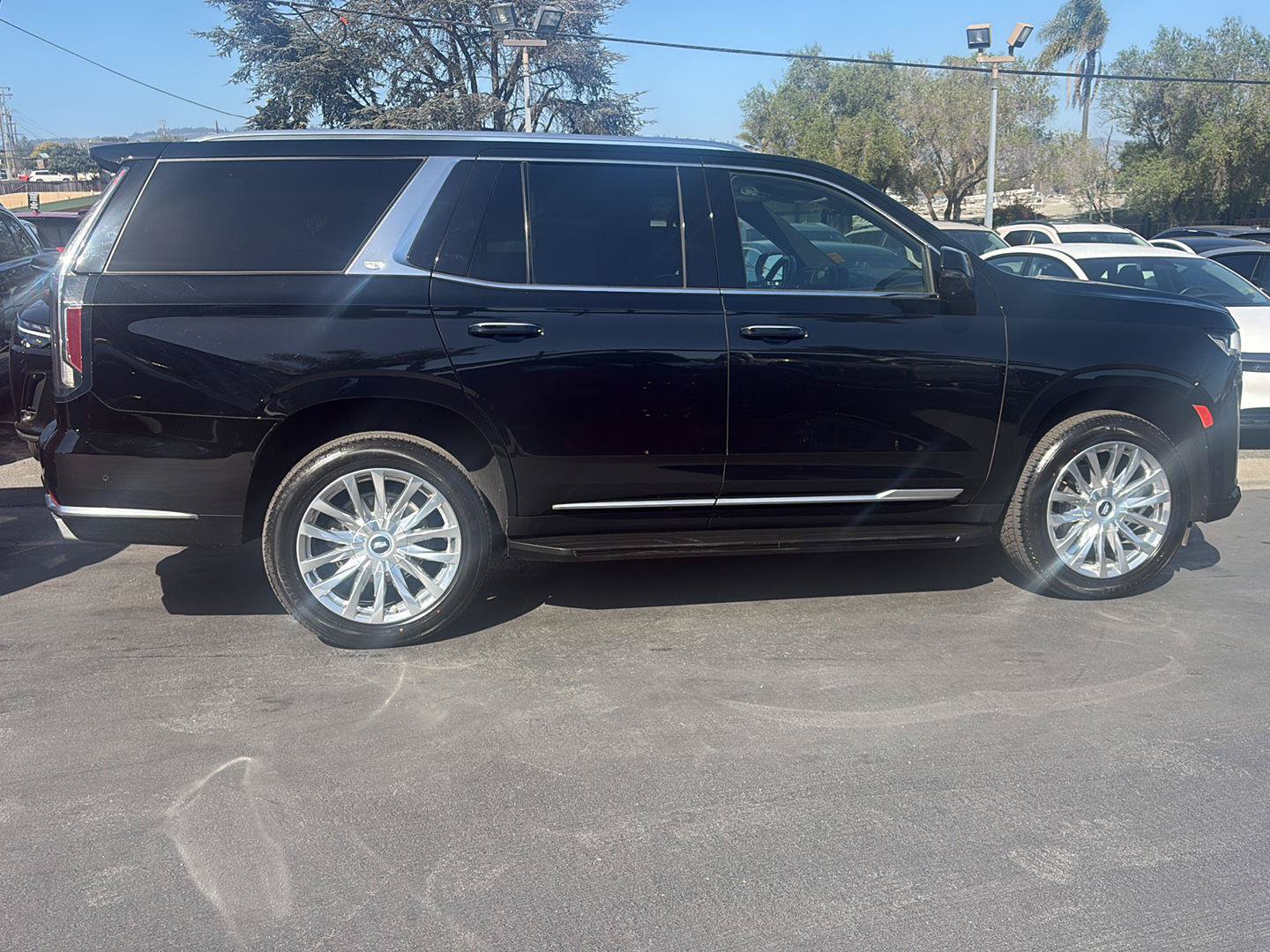 Used 2024 Cadillac Escalade Premium Luxury AWD/4WD image 3