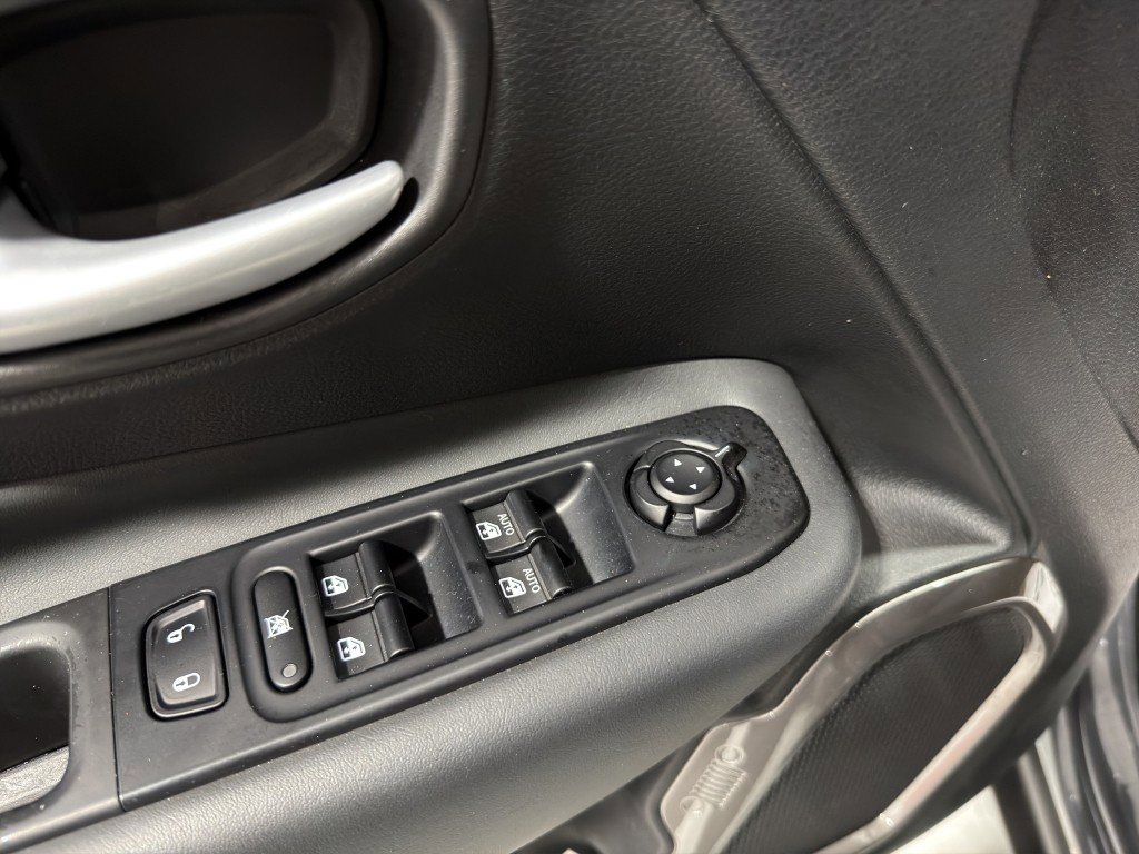 Used 2023 Jeep Renegade Latitude image 36