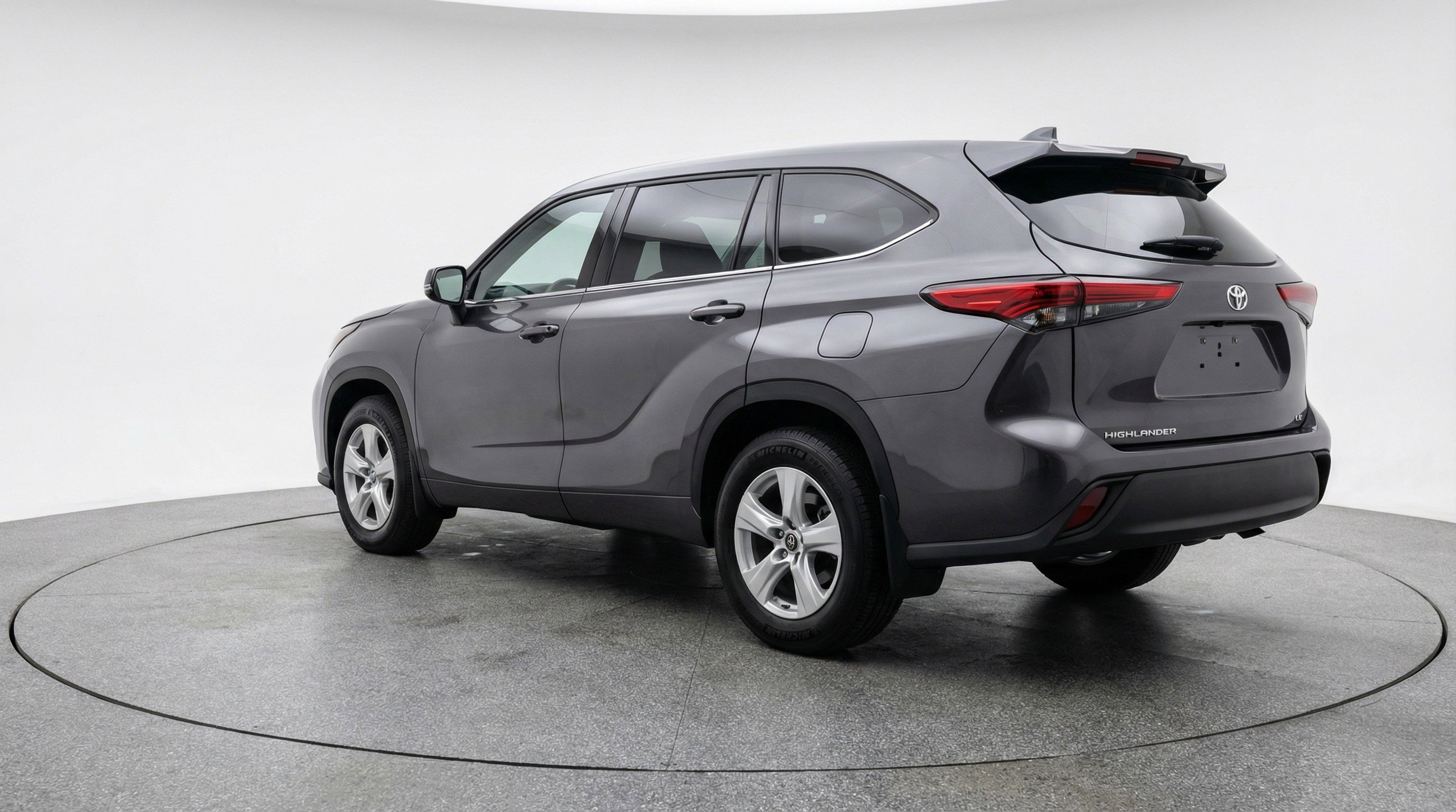 Used 2025 Toyota Highlander LE image 6