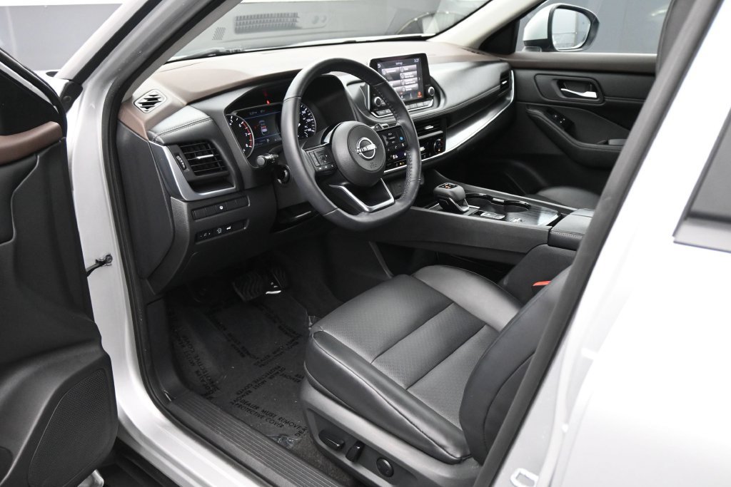 Used 2023 Nissan Rogue SV w/ SV Premium B Package FWD image 2