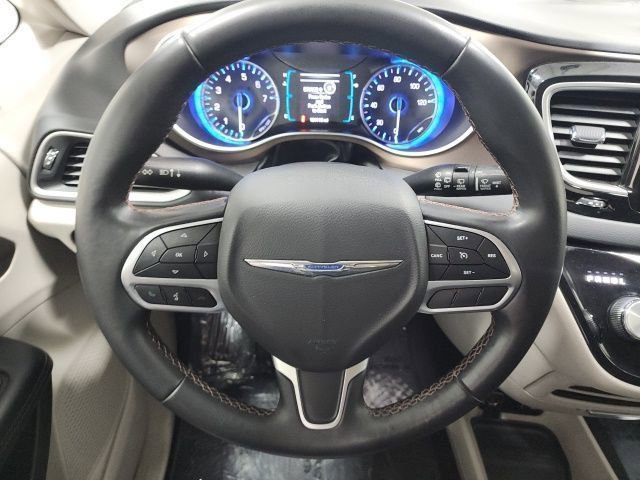 Used 2017 Chrysler Pacifica Touring-L image 25