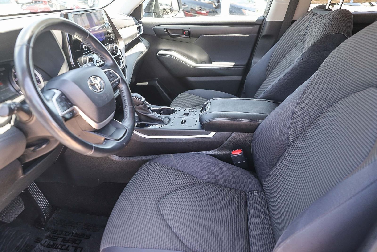 Used 2023 Toyota Highlander LE FWD image 17