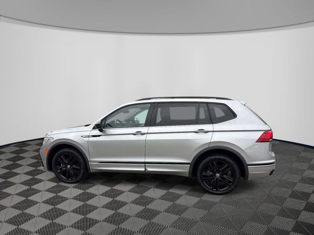 Used 2022 Volkswagen Tiguan SE R-Line AWD/4WD image 2