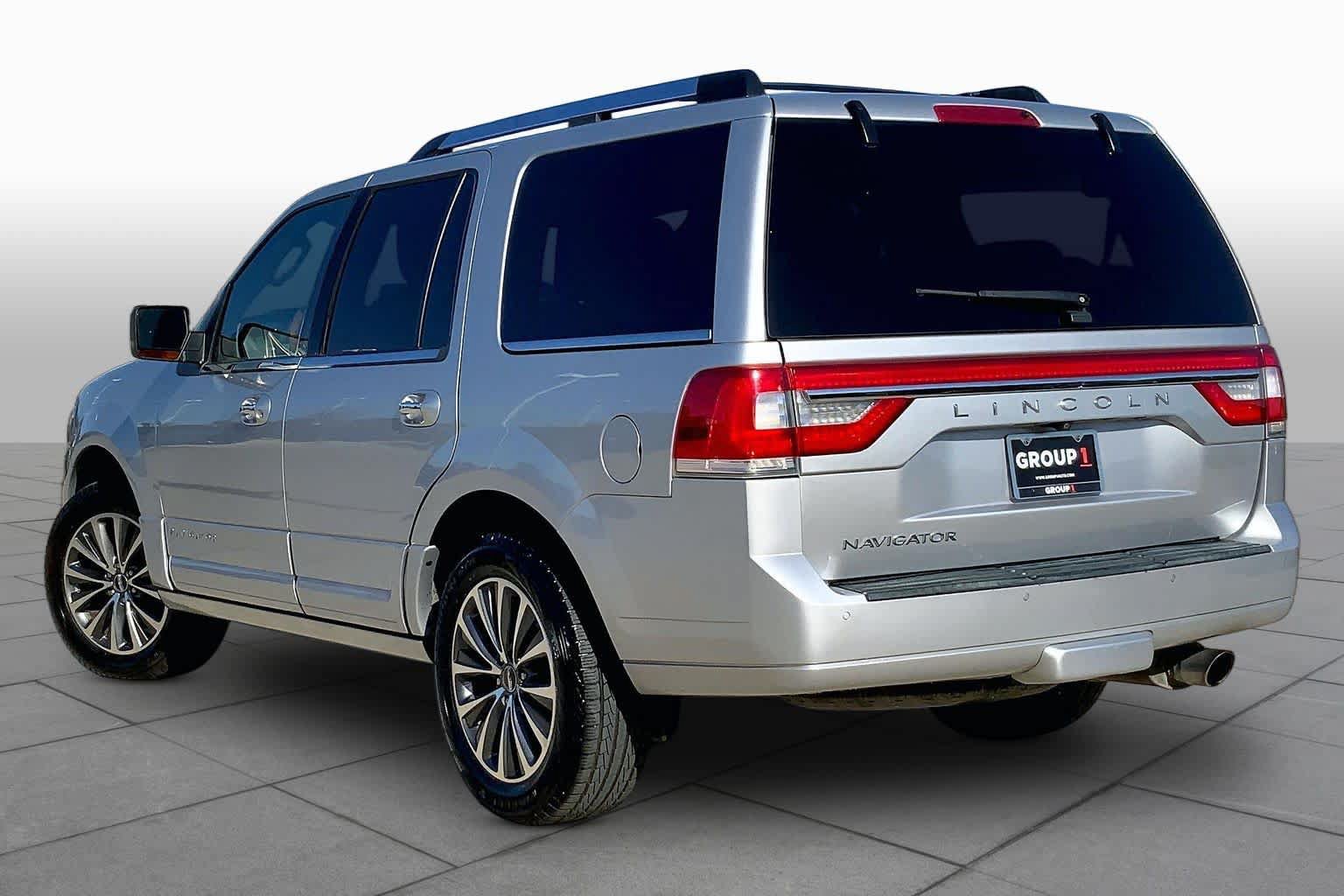 Used 2017 Lincoln Navigator Select RWD image 12