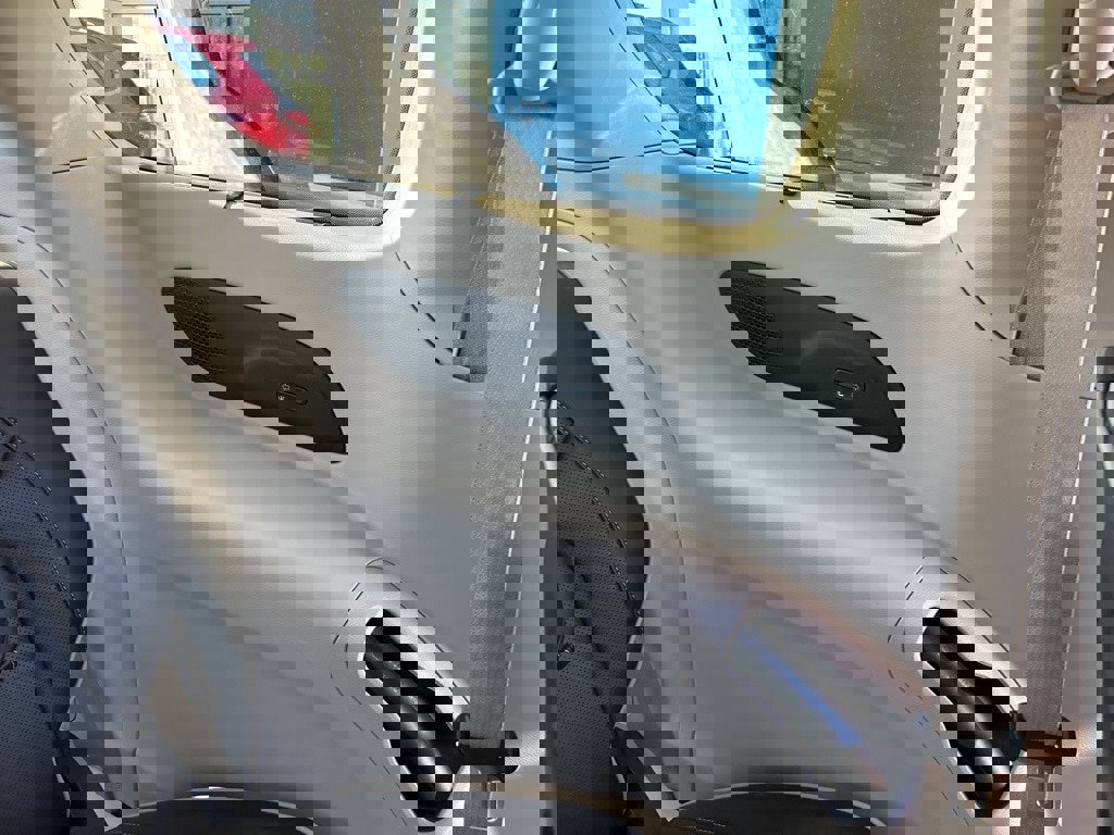 Used 2023 Chrysler Pacifica Limited w/ Uconnect Theater Family Group image 19