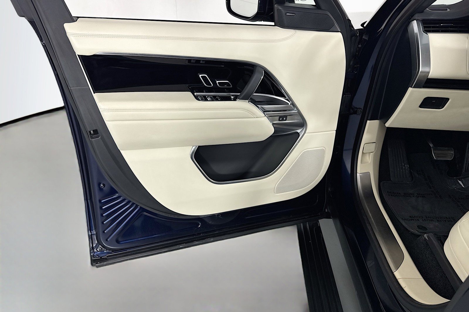 Used 2023 Land Rover Range Rover Long Wheelbase SE image 21