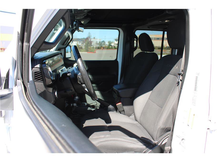 Used 2018 Jeep Wrangler Unlimited Sahara w/ Uconnect 4C Nav & Sound Group image 12