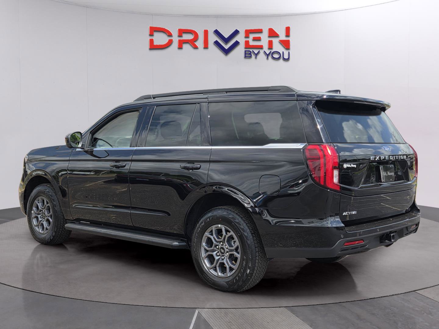 Used 2025 Ford Expedition Active RWD image 3