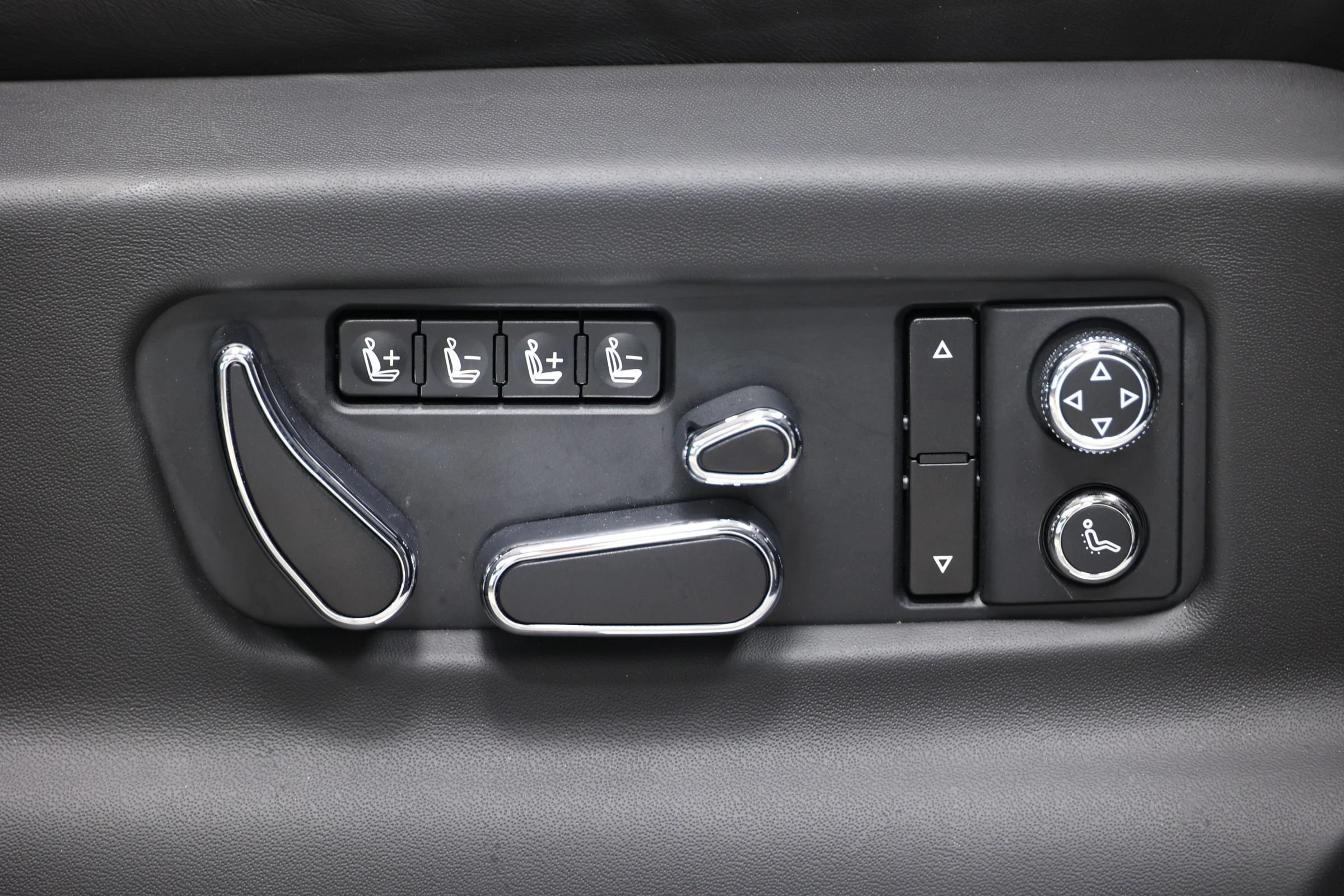 Used 2020 Bentley Bentayga Plug-In Hybrid AWD/4WD image 96