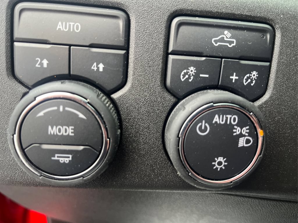Used 2025 Chevrolet Silverado 1500 LT AWD/4WD image 15