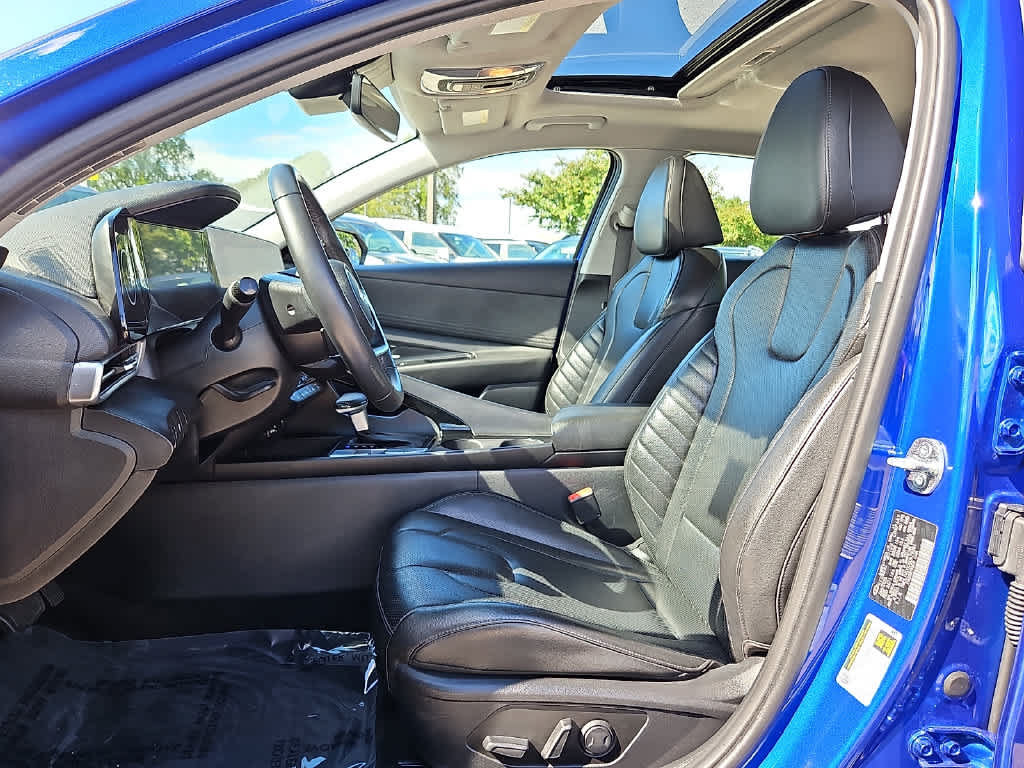 Used 2025 Hyundai Elantra Limited FWD image 12