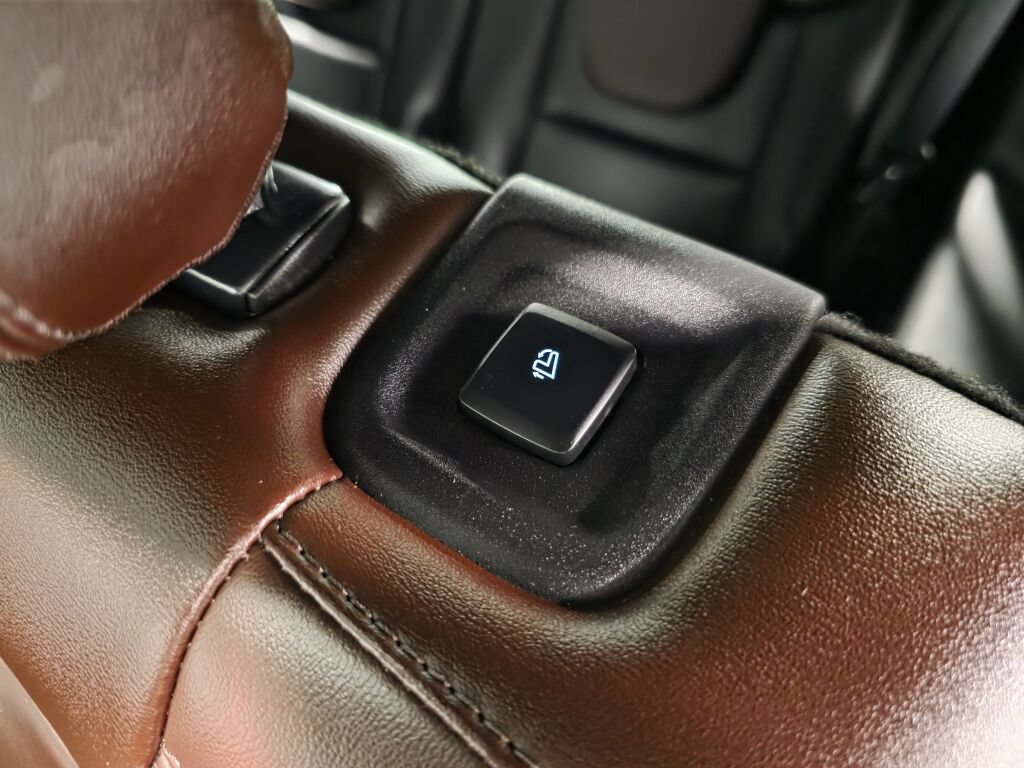Used 2022 Ford Explorer Platinum w/ Equipment Group 601A AWD/4WD image 24