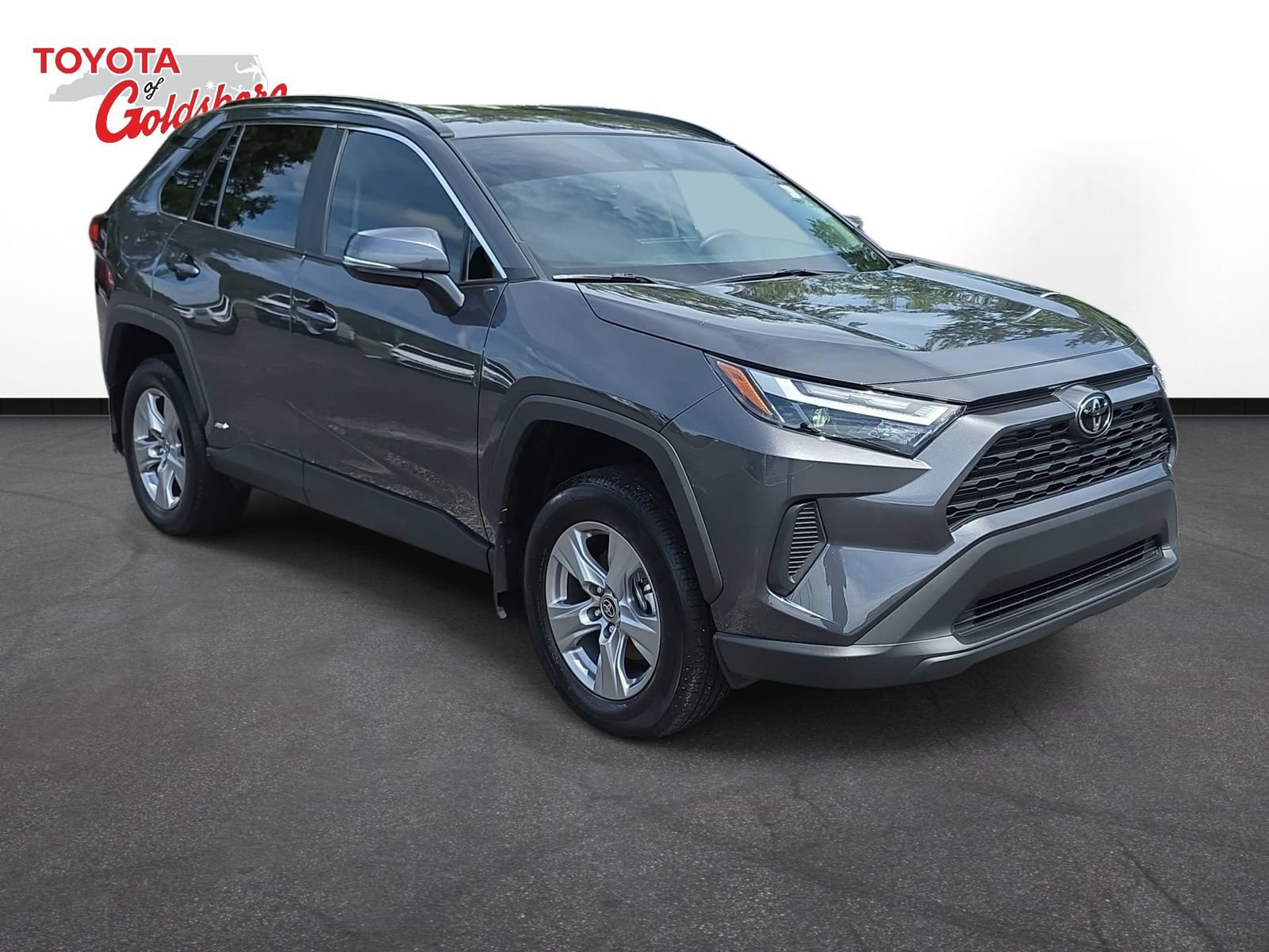 Used 2025 Toyota RAV4 XLE AWD/4WD image 3
