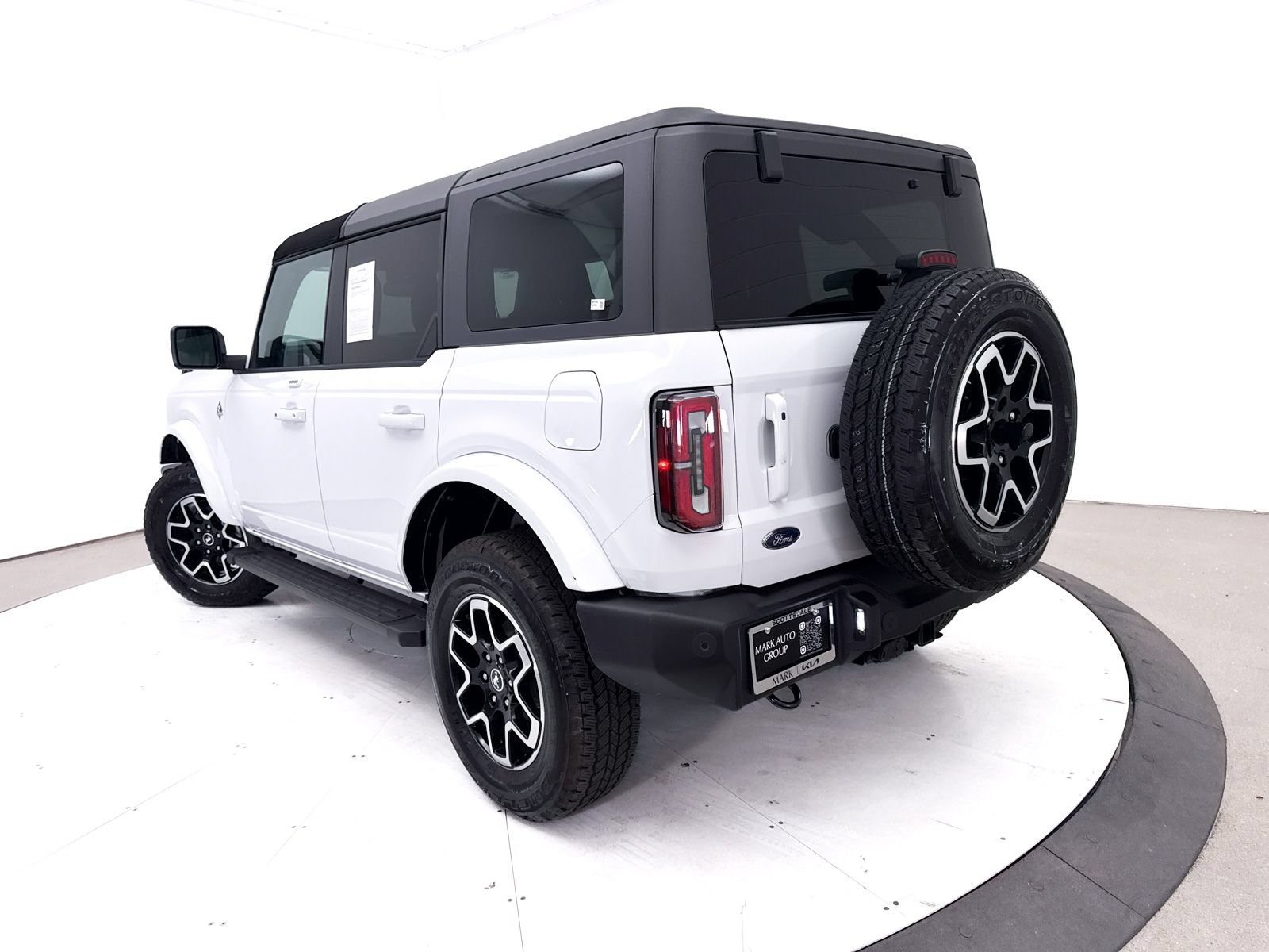 Used 2023 Ford Bronco Outer Banks AWD/4WD image 2