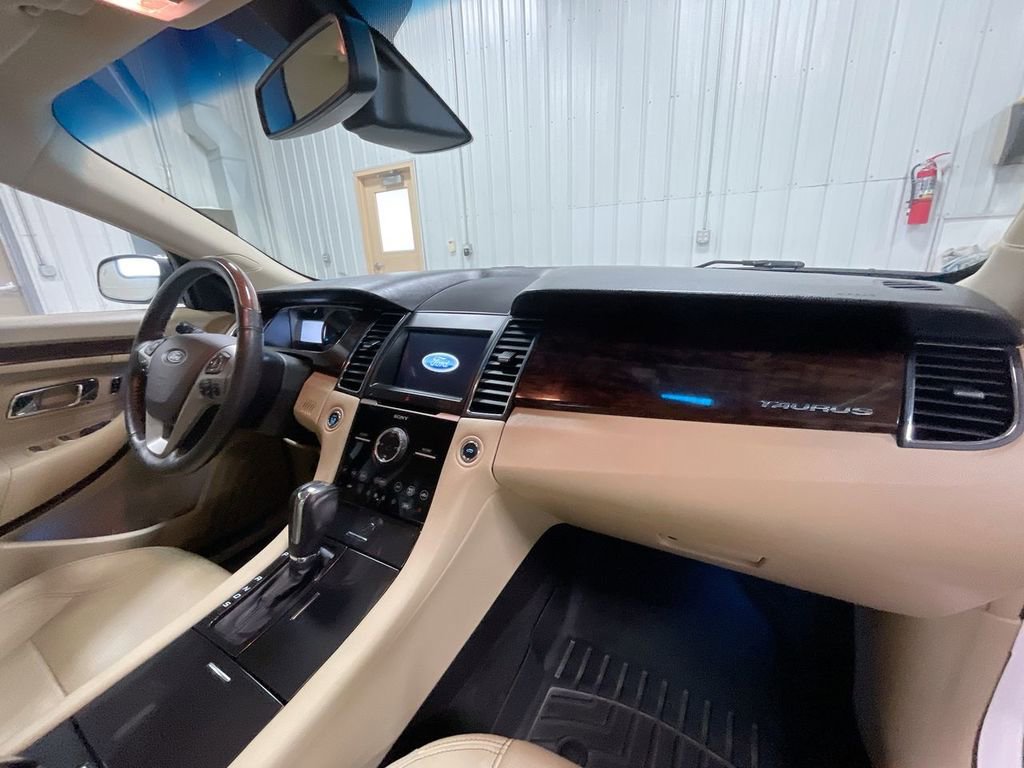 Used 2017 Ford Taurus Limited AWD/4WD image 29