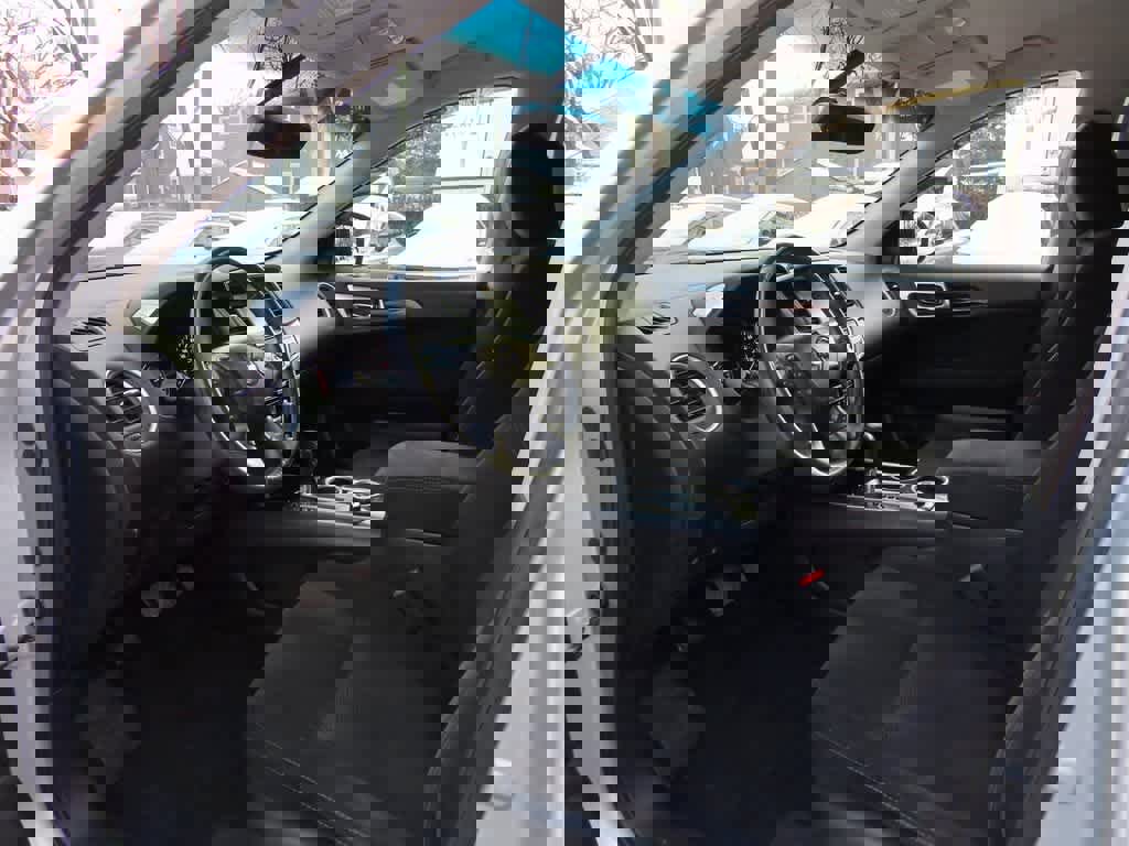 Used 2016 Nissan Pathfinder SV image 2