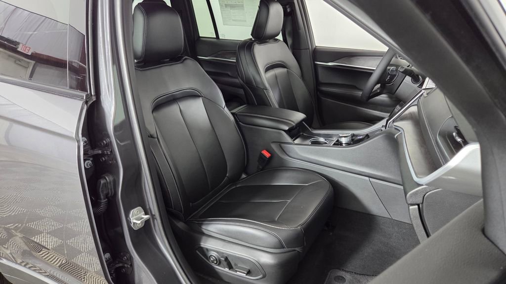 New 2025 Jeep Grand Cherokee Limited w/ Black Appearance Package image 38