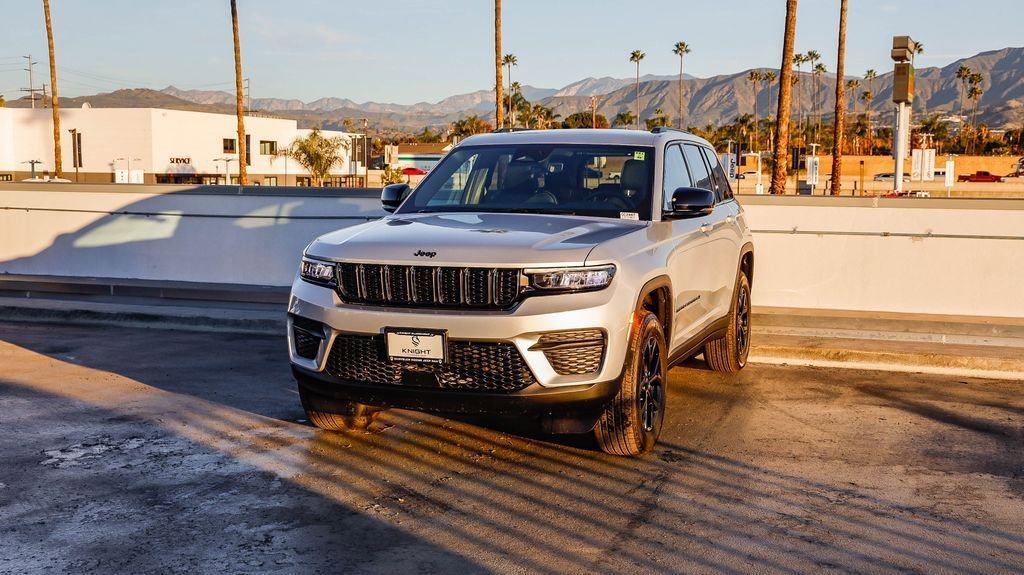 New 2025 Jeep Grand Cherokee Altitude image 4