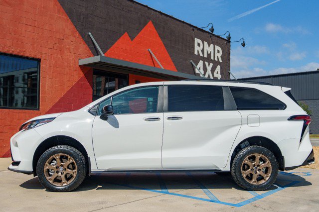Used 2025 Toyota Sienna XSE w/ XSE Plus Package AWD/4WD image 8