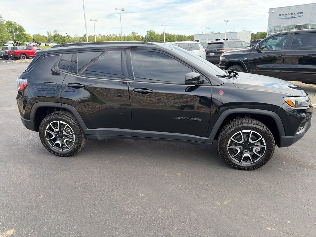Used 2024 Jeep Compass Trailhawk AWD/4WD image 2