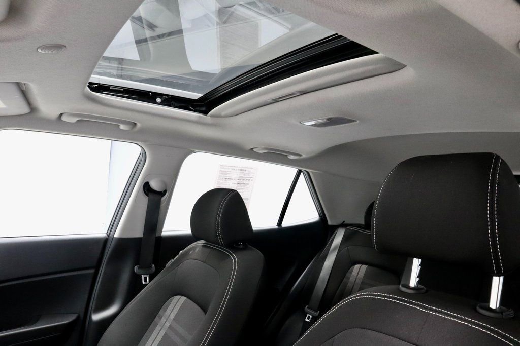 Certified 2025 Hyundai Venue SEL image 32