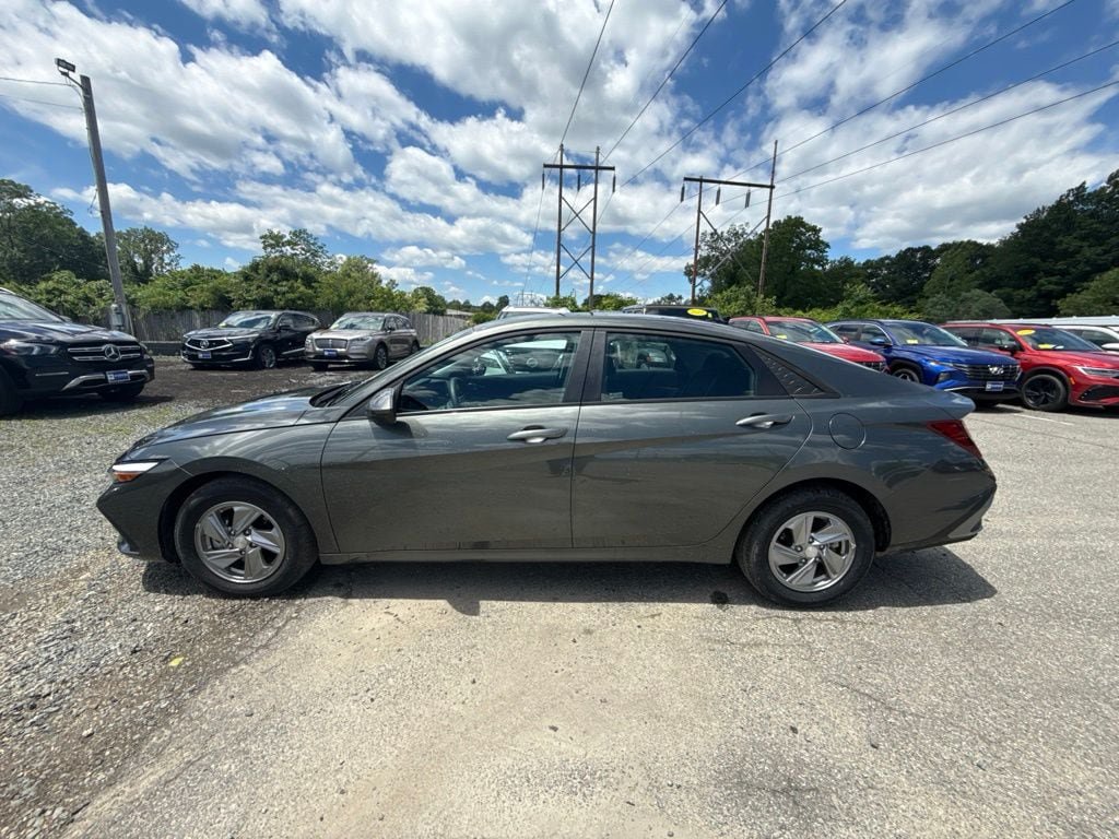 Used 2025 Hyundai Elantra SE FWD image 8